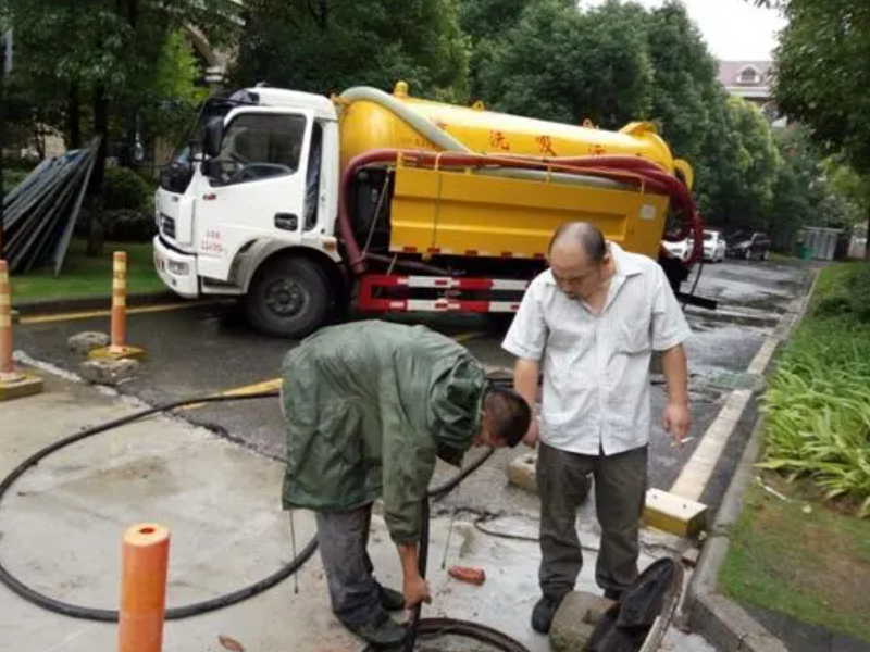 东丽区万新村疏通下水道……打孔 改装管道
