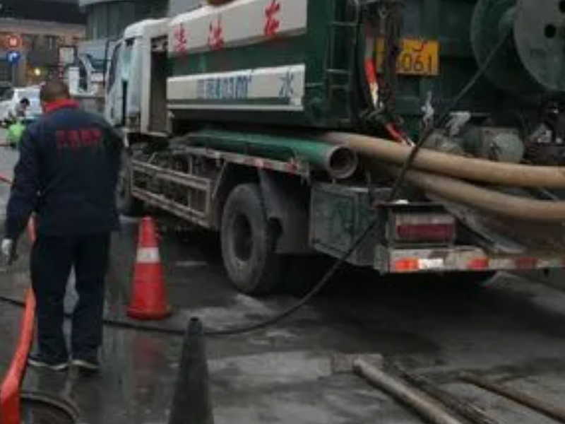 东丽区新立地铁站疏通井盖，得用车